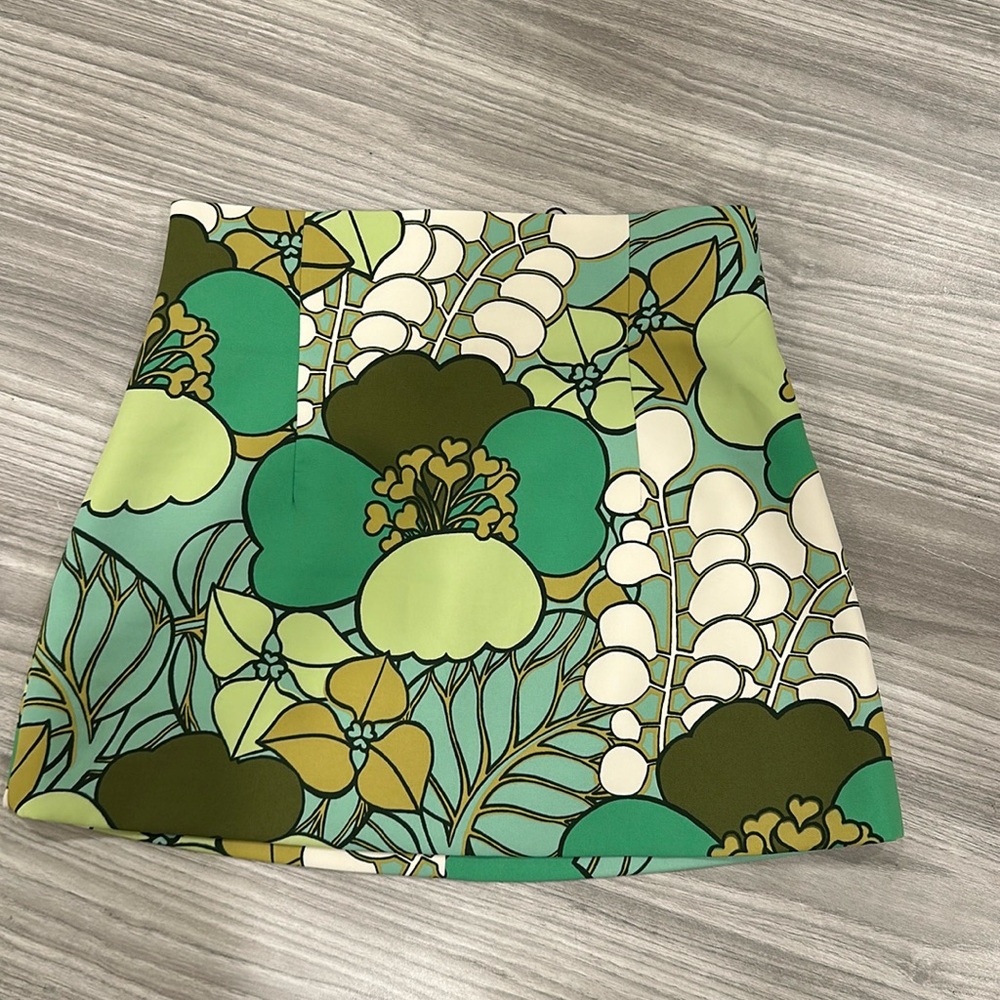 Zara psychedelic a-line mini in M. Retro print